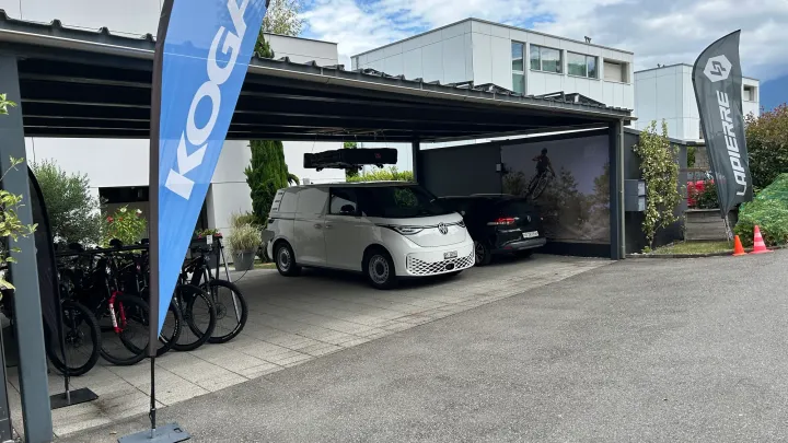 Miet-E-Bikes vor dem Shop in Le Bouveret
